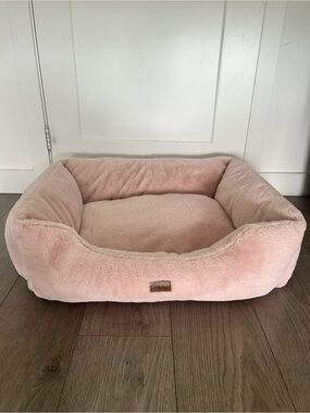 Plush Light Pink Pet Bed for cats